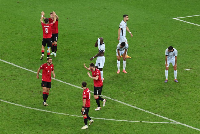 Georgia quật ngã Bồ Đào Nha tạo 'địa chấn' lớn nhất EURO 2024, CH Séc dừng bước từ vòng bảng - Ảnh 2.