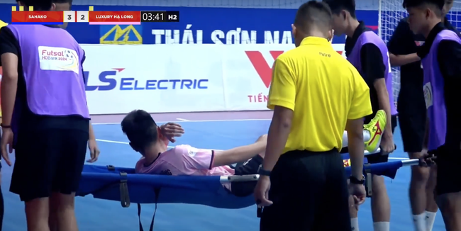 Chấn thương nặng, cầu thủ futsal rơi nước mắt rời sân  - Ảnh 2.