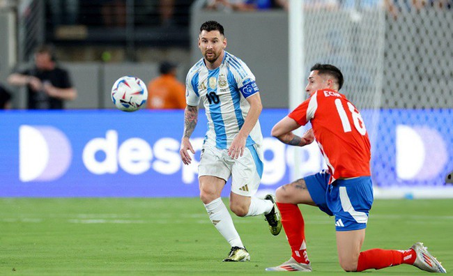 Lautaro Martinez hóa 'người hùng' giúp Argentina thắng nhọc nhằn trước Chile - Ảnh 1.