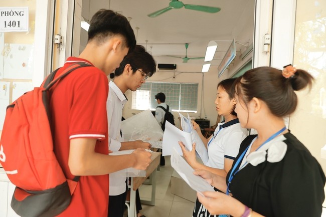 Thí sinh Hà Nội làm thủ tục thi tốt nghiệp THPT 2024 - Ảnh 1.