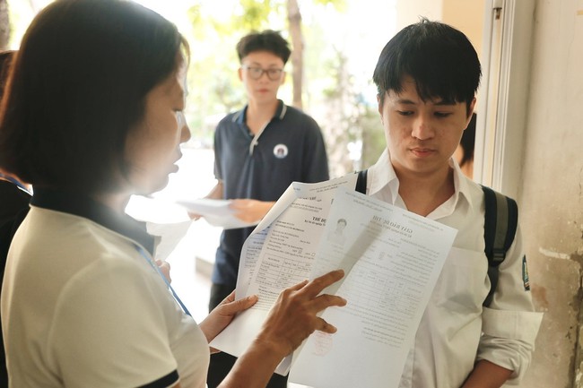 Thí sinh Hà Nội làm thủ tục thi tốt nghiệp THPT 2024 - Ảnh 2.