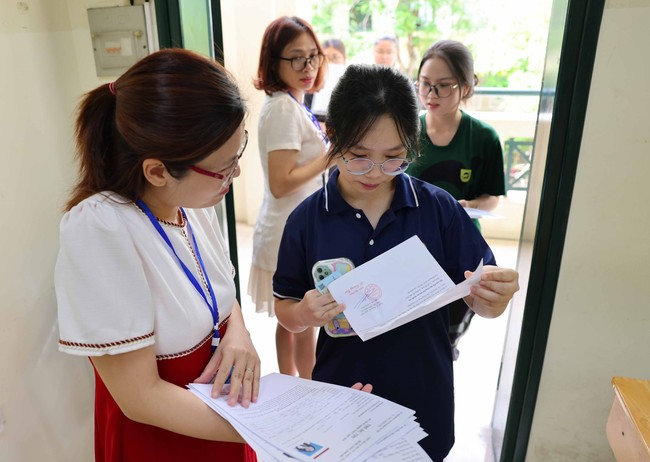 Thí sinh Hà Nội làm thủ tục thi tốt nghiệp THPT 2024 - Ảnh 3.