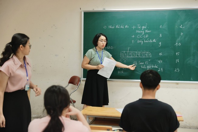 Thí sinh Hà Nội làm thủ tục thi tốt nghiệp THPT 2024 - Ảnh 4.