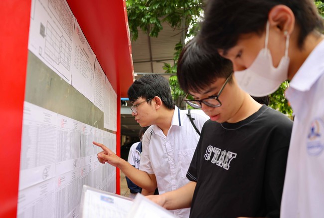 Thí sinh Hà Nội làm thủ tục thi tốt nghiệp THPT 2024 - Ảnh 8.