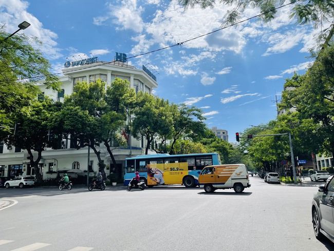 Thủ đô Hà Nội nắng nóng, nhiệt độ cao nhất 37 độ C - Ảnh 1.