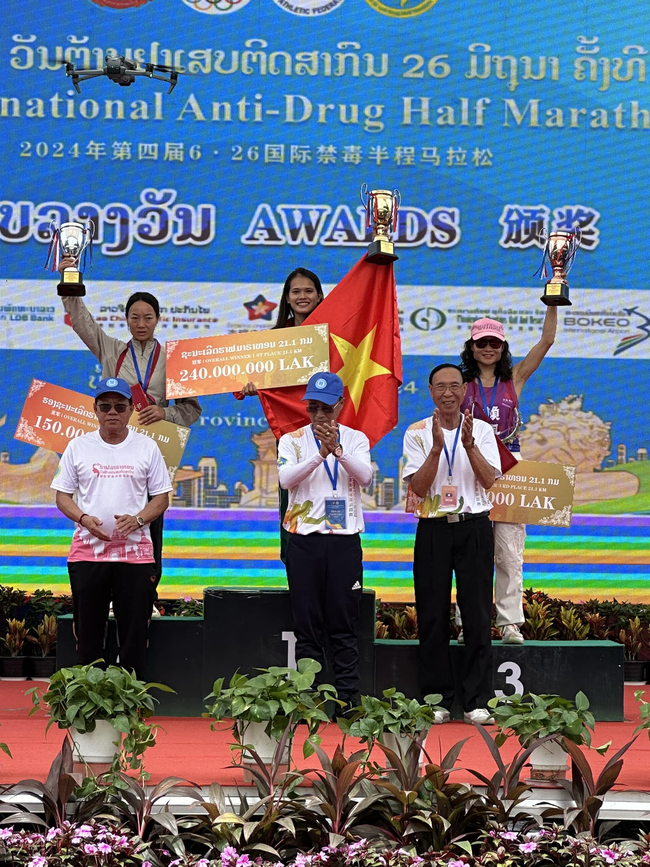 Hồng Lệ vô địch giải chạy ở Lào, nhận thưởng gần 300 triệu đồng