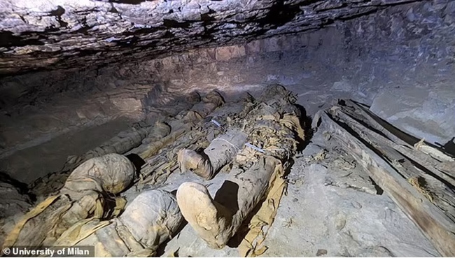 'Thành phố của người chết' ẩn giấu hơn 300 ngôi mộ chứa xác ướp gia đình được phát hiện ở Ai Cập - Ảnh 3.