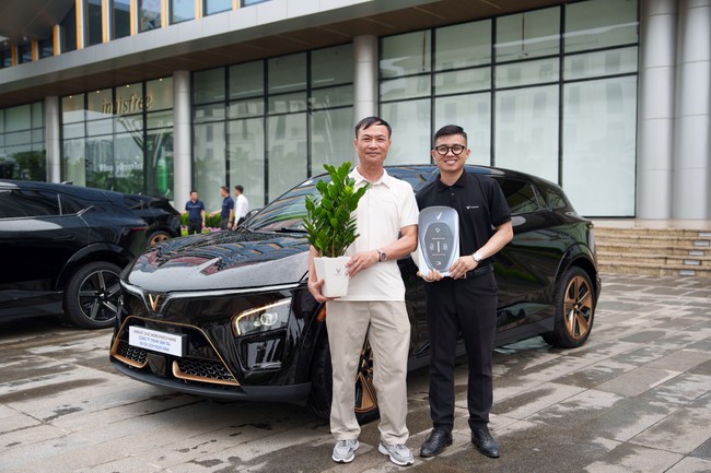 Nhận VinFast VF 7, chủ xe đánh giá: &quot;Thiết kế đẹp, trang bị ngon, vượt xa xe xăng&quot; - Ảnh 1.