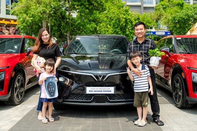 Nhận VinFast VF 7, chủ xe đánh giá: &quot;Thiết kế đẹp, trang bị ngon, vượt xa xe xăng&quot; - Ảnh 4.