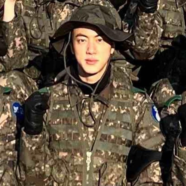 Sự kiện đầu tiên của Jin BTS khi ra quân đã vướng lùm xùm - Ảnh 3.