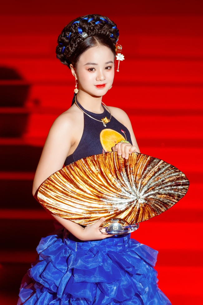 Hình ảnh mẫu teen Maika Ngọc Khánh tự tin ở Liên hoan phim Cannes  - Ảnh 7.