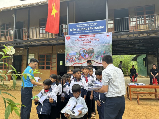 Trao 100 suất quà cho học sinh và người dân xã Tân Trạch, huyện Quảng Bình - Ảnh 2.