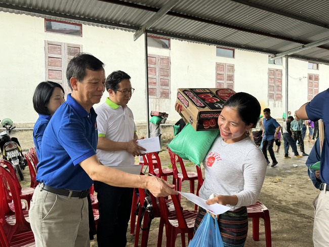 Trao 100 suất quà cho học sinh và người dân xã Tân Trạch, huyện Quảng Bình - Ảnh 3.