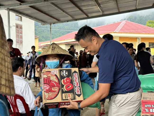 Trao 100 suất quà cho học sinh và người dân xã Tân Trạch, huyện Quảng Bình - Ảnh 6.
