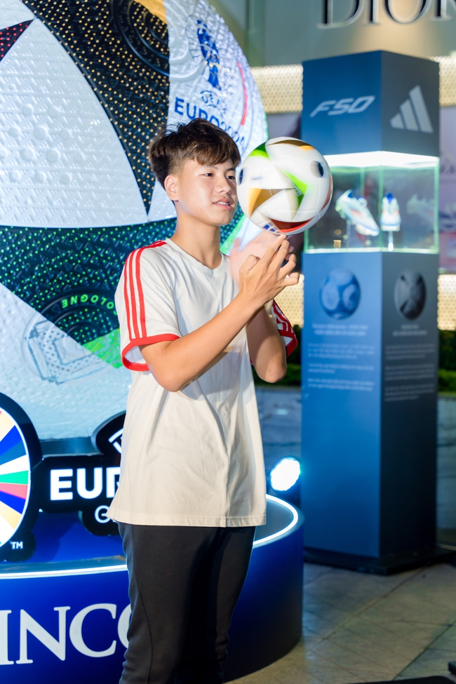 Quả bóng khổng lồ UEFA EURO 2024 ™ đã đến Hà Nội - Ảnh 3.