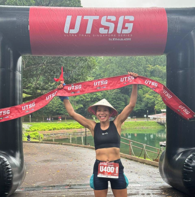 Hà Thị Hậu về nhất nữ ở giải chạy địa hình tại Singapore