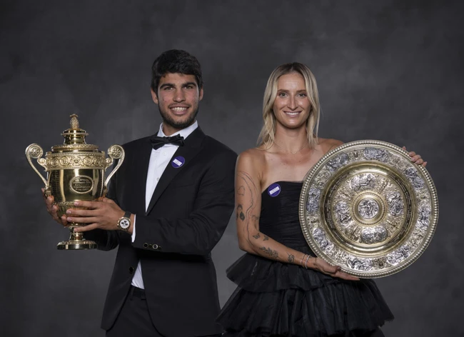 Carlos Alcaraz và Marketa Vondrousova là ĐKVĐ đơn nam và đơn nữ Wimbledon.