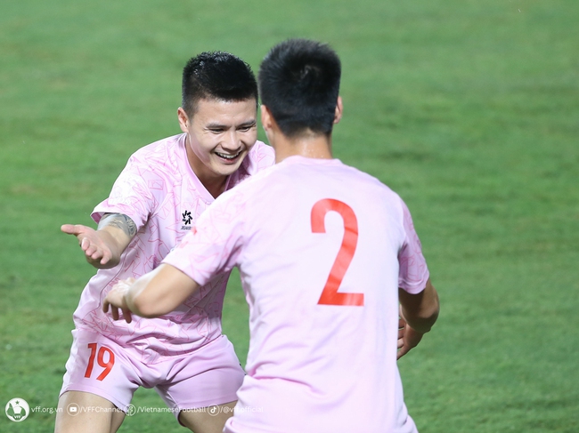 Tin nóng bóng đá Việt 5/6: Các CLB V-League tranh nhau thủ môn Việt kiều, Philippines khó lường với tài năng trẻ một thời của Bỉ - Ảnh 1.