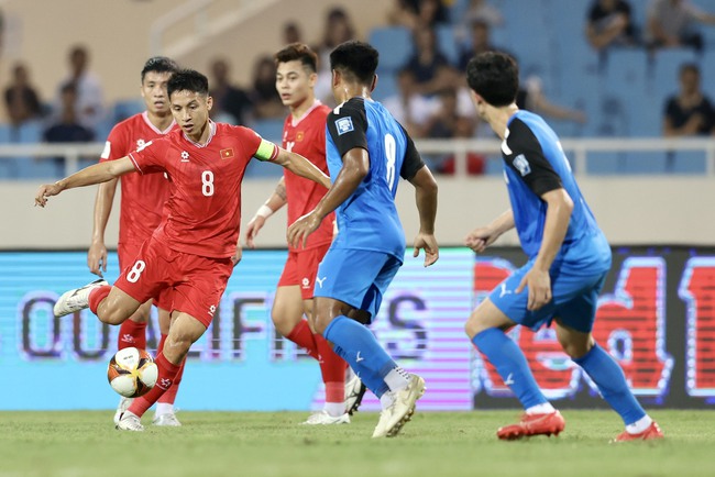 Tuyển Việt Nam chơi bế tắc trước Philippines trong hiệp 1 trận đấu trên sân Mỹ Đình. Ảnh: Hoàng Linh