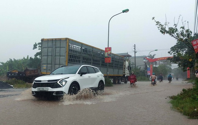 Thủ đô Hà Nội tiếp tục có mưa rào và dông - Ảnh 1.