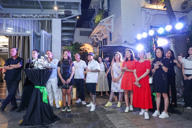 Diễn viên Thuý Hằng tái xuất làm MC và người mẫu, khoe dáng cực chuẩn ở tuổi 42 sau vụ tai nạn - Ảnh 8.