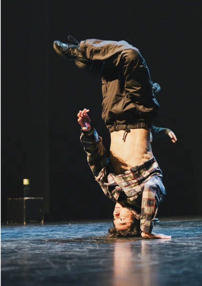 Nhóm breakdance DOUBLE IMPRO diễn trong lễ khai mạc Festival Huế 2024 - Ảnh 2.