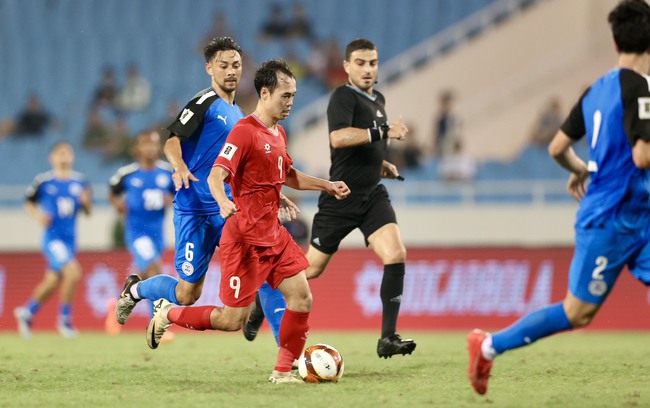 Xác định cầu thủ đầu tiên của ĐT Việt Nam vắng mặt ở trận gặp Iraq, là ngôi sao góp công vào chiến thắng Philippines - Ảnh 2.