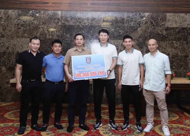 Đội bóng của HLV Park Hang Seo trao thưởng lớn cho ĐT Việt Nam - Ảnh 1.