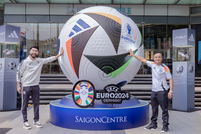 Quả bóng khổng lồ UEFA Euro 2024™ cao 2,2m, nặng 270kg chính thức xuất hiện tại Việt Nam - Ảnh 1.
