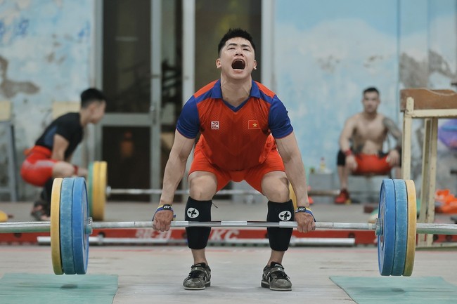 Lực sĩ cử tạ Trịnh Văn Vinh tập huấn tại Trung Quốc: Nhen nhóm hy vọng cạnh tranh huy chương Olympic 2024 - Ảnh 1.