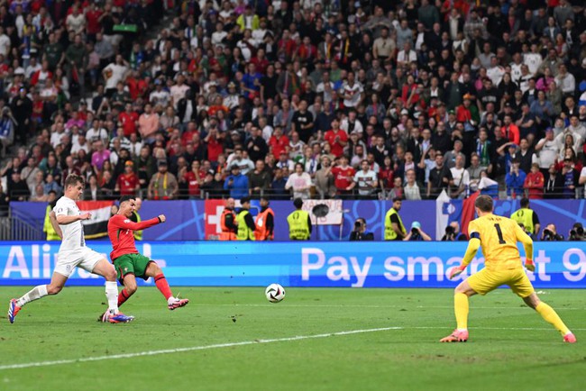 Ronaldo đá hỏng penalty, Bồ Đào Nha vẫn đi tiếp với 'người hùng' bất ngờ sau loạt luân lưu may rủi - Ảnh 1.