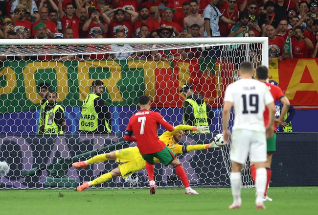 Ronaldo đá hỏng penalty, Bồ Đào Nha vẫn đi tiếp với 'người hùng' bất ngờ sau loạt luân lưu may rủi - Ảnh 2.
