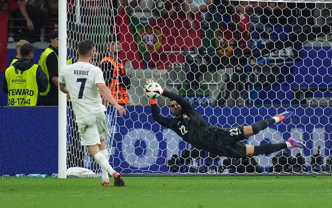 Ronaldo đá hỏng penalty, Bồ Đào Nha vẫn đi tiếp với 'người hùng' bất ngờ sau loạt luân lưu may rủi - Ảnh 3.