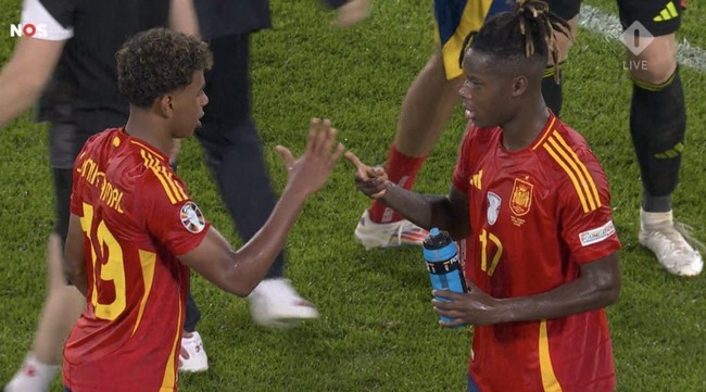 Hai sao trẻ Tây Ban Nha khoe khoảnh khắc vui nhộn ở EURO, oẳn tù tì để... tranh uống nước - Ảnh 1.