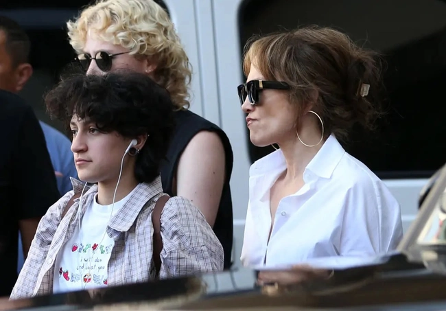 Jennifer Lopez có vẻ căng thẳng sau khi Ben Affleck chuyển mọi thứ ra khỏi biệt thự của họ - Ảnh 1.