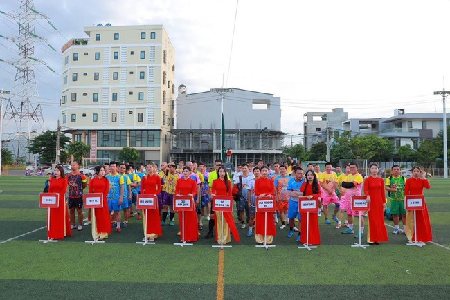 Giải bóng đá CEO O35 Đà Nẵng: Khi các lãnh đạo trổ tài trên trên thảm cỏ… - Ảnh 1.