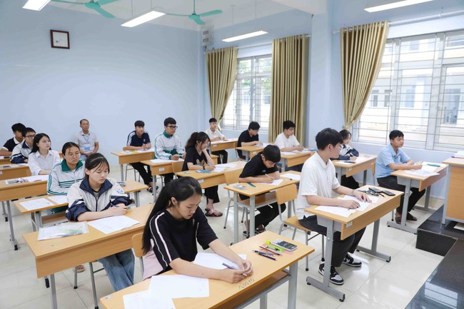 Hà Nội công bố điểm chuẩn vào lớp 10 Trung học phổ thông chuyên năm học 2024 - 2025 - Ảnh 1.