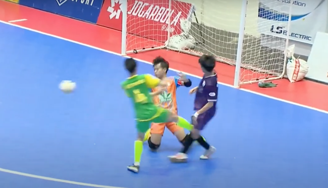 Cầu thủ futsal bị phạt nặng vì chơi bóng thô bạo - Ảnh 1.