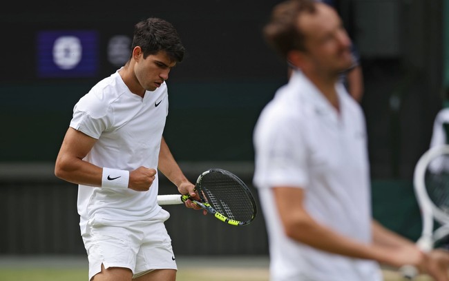 Ngược dòng đánh bại Medvedev, Carlos Alcaraz hẹn Djokovic ở chung kết Wimbledon - Ảnh 2.