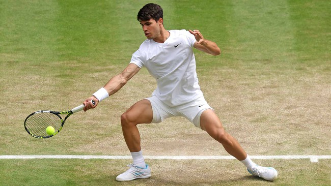 Ngược dòng đánh bại Medvedev, Carlos Alcaraz hẹn Djokovic ở chung kết Wimbledon - Ảnh 1.