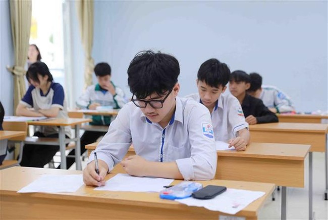 Hà Nội: Hạ điểm chuẩn lớp 10 các trường Trung học phổ thông công lập năm học 2024-2025 - Ảnh 1.