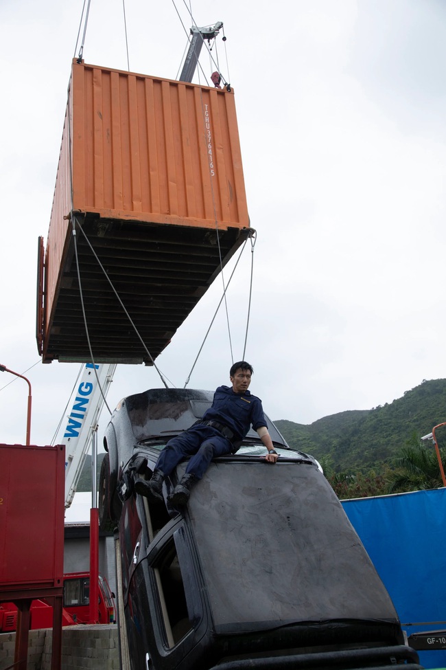 (Bài đăng Chủ nhật) Tạ Đình Phong bất chấp nguy hiểm, đưa &quot;Custom Frontline&quot; thành phim hành động thực sự - Ảnh 6.