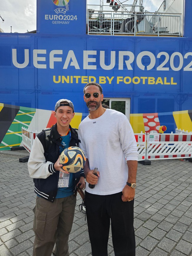 Phat Freestyle và màn giao lưu tâng bóng cùng huyền thoại MU Rio Ferdinand tại EURO 2024 - Ảnh 3.