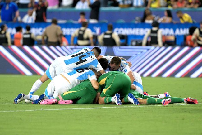 Lautaro Martinez played the role of 'hero' again on the day Messi shed tears, Argentina reached the top of South America in an emotional way - Photo 3.