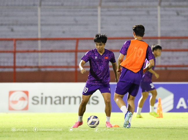 U19 Việt Nam 'thoát hiểm' trước U19 Myanmar nhờ siêu phẩm sút xa, cửa đi tiếp hẹp lại - Ảnh 2.