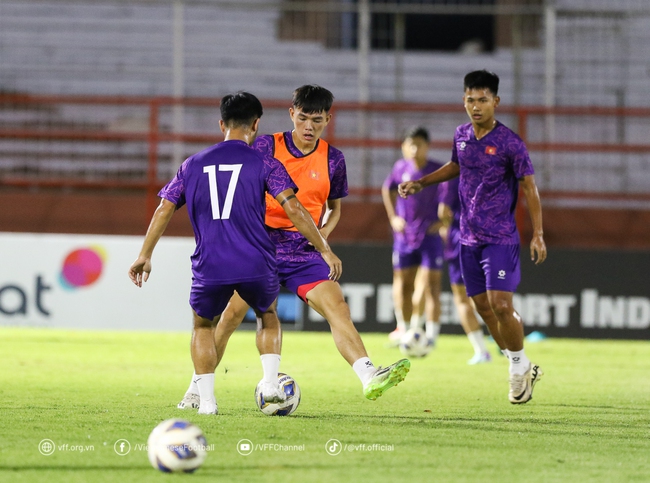 U19 Việt Nam 'thoát hiểm' trước U19 Myanmar nhờ siêu phẩm sút xa, cửa đi tiếp hẹp lại - Ảnh 13.