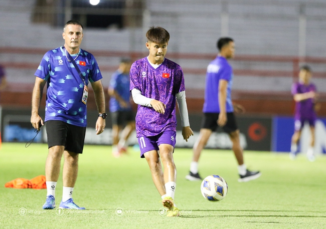 U19 Việt Nam 'thoát hiểm' trước U19 Myanmar nhờ siêu phẩm sút xa, cửa đi tiếp hẹp lại - Ảnh 10.