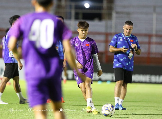 U19 Việt Nam 'thoát hiểm' trước U19 Myanmar nhờ siêu phẩm sút xa, cửa đi tiếp hẹp lại - Ảnh 12.