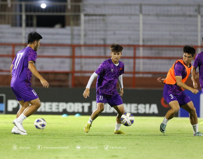 U19 Việt Nam 'thoát hiểm' trước U19 Myanmar nhờ siêu phẩm sút xa, cửa đi tiếp hẹp lại - Ảnh 9.