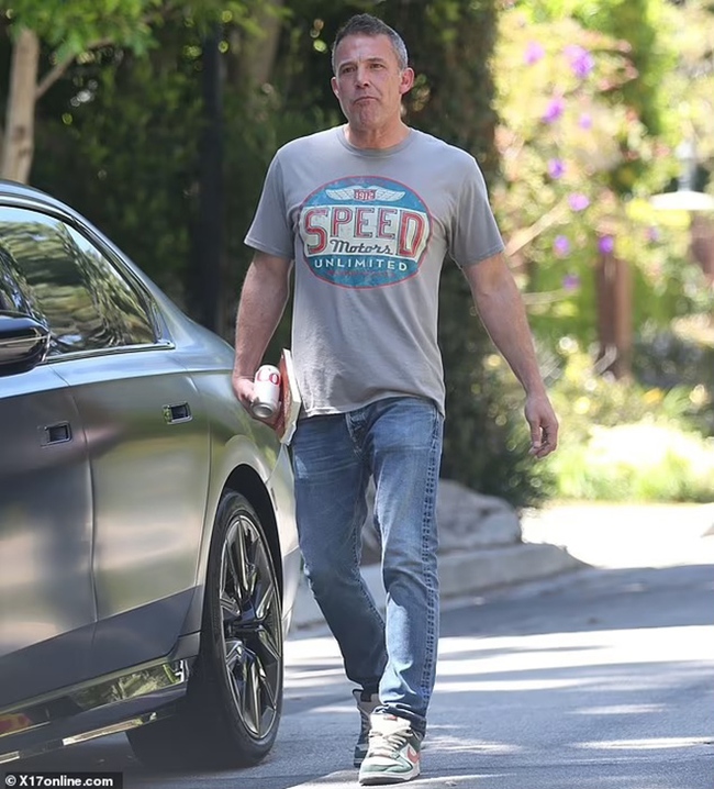 Ben Affleck đến nhà vợ cũ sau khi chuyển đồ khỏi biệt thự mà anh chia sẻ với Jennifer Lopez - Ảnh 1.
